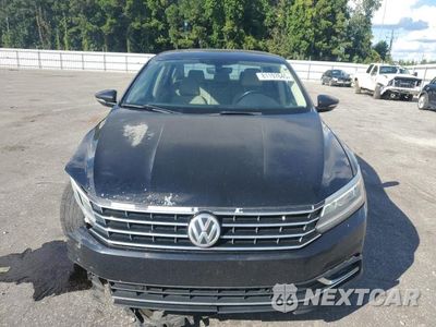Piąte zdjęcie samochodu w środku: 2018 VOLKSWAGEN PASSAT SE VIN:1VWBA7A36JC032911 - miniatura