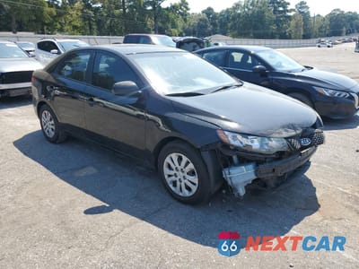 Czwarte zdjęcie samochodu z boku: 2013 KIA FORTE LX VIN:KNAFT4A25D5681545 - miniatura