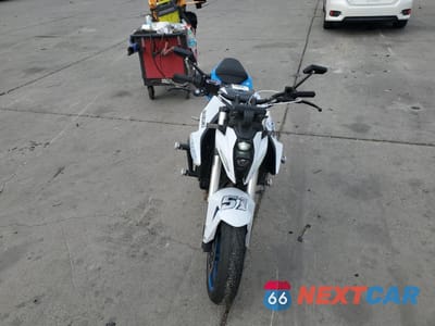 Piąte zdjęcie samochodu w środku: 2023 SUZUKI GSX800 R VIN:JS1EM11B5P7100252 - miniatura