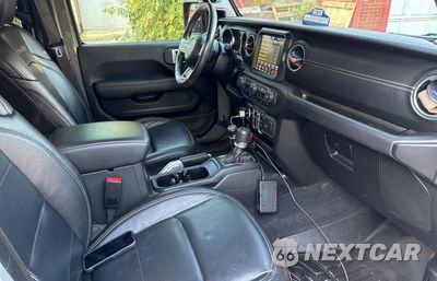 Piąte zdjęcie samochodu w środku: 2022 JEEP WRANGLER UNLIMITED SAHARA 4XE VIN:1C4JJXP66NW153071 - miniatura