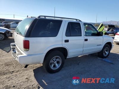 Trzecie zdjęcie samochodu z tyłu: 2002 CHEVROLET BLAZER VIN:1GNCS13WX2K155912 - miniatura