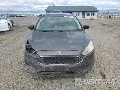 Piąte zdjęcie samochodu w środku: 2017 FORD FOCUS S VIN:1FADP3E28HL246335 - miniatura