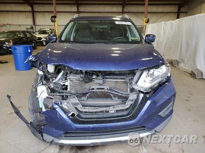 Piąte zdjęcie samochodu w środku: 2017 NISSAN ROGUE SV VIN:5N1AT2MV4HC781575 - miniatura