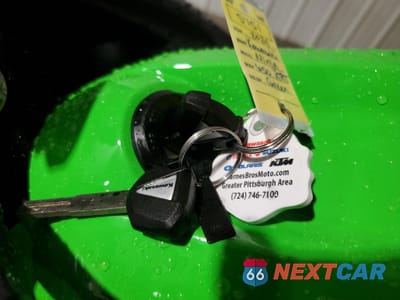 Zdjęcie 8 z 10 samochodu: 2024 KAWASAKI EX650 P VIN:ML5EXEP13RDAB5751 - miniatura