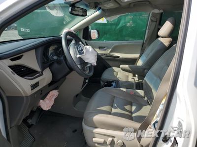 Zdjęcie 7 z 13 samochodu: 2016 TOYOTA SIENNA XLE VIN:5TDYK3DC5GS761620 - miniatura