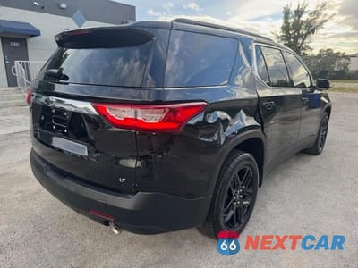 Trzecie zdjęcie samochodu z tyłu: 2021 CHEVROLET TRAVERSE LT VIN:1GNERGKW7MJ168621 - miniatura