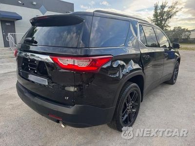 Trzecie zdjęcie samochodu z tyłu: 2021 CHEVROLET TRAVERSE LT VIN:1GNERGKW7MJ168621 - miniatura