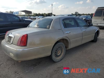 Trzecie zdjęcie samochodu z tyłu: 2000 LINCOLN TOWN CAR SIGNATURE VIN:1LNHM82WXYY770304 - miniatura