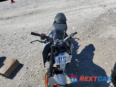 Piąte zdjęcie samochodu w środku: 2023 KTM 200 DUKE VIN:MD2JPC401PC027058 - miniatura