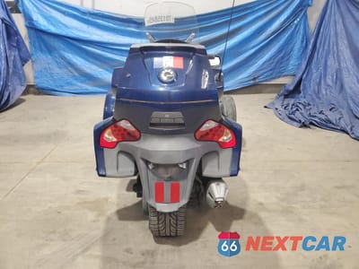 Czwarte zdjęcie samochodu z boku: 2010 CAN-AM SPYDER ROADSTER RT VIN:2BXJBKC1XAV001623 - miniatura
