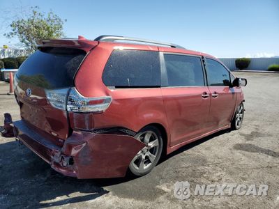 Trzecie zdjęcie samochodu z tyłu: 2019 TOYOTA SIENNA SE VIN:5TDXZ3DC7KS974486 - miniatura