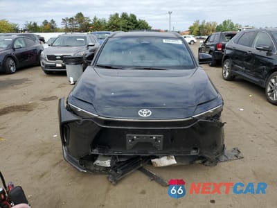 Piąte zdjęcie samochodu w środku: 2024 TOYOTA BZ4X XLE VIN:JTMABACA2RA079994 - miniatura