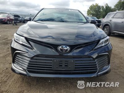 Piąte zdjęcie samochodu w środku: 2021 TOYOTA CAMRY LE VIN:4T1C11AK8MU545910 - miniatura
