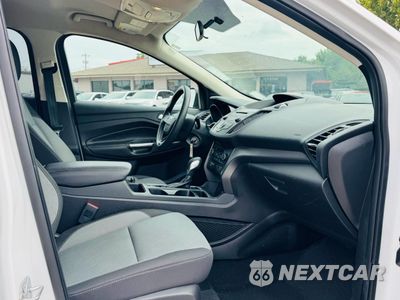 Piąte zdjęcie samochodu w środku: 2018 FORD ESCAPE SE VIN:1FMCU0GD6JUB26315 - miniatura