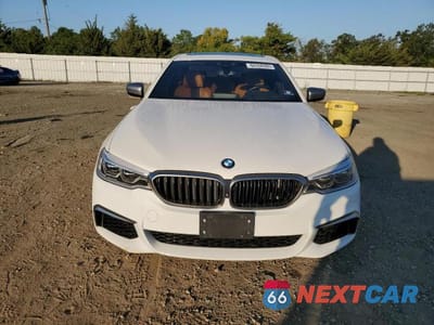 Piąte zdjęcie samochodu w środku: 2019 BMW M550XI VIN:WBAJB9C51KB464929 - miniatura