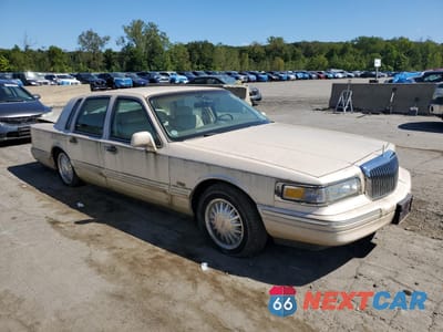 Czwarte zdjęcie samochodu z boku: 1997 LINCOLN TOWN CAR CARTIER VIN:1LNLM83W6VY755884 - miniatura