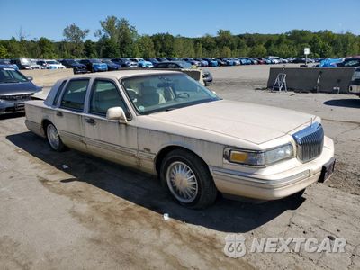 Czwarte zdjęcie samochodu z boku: 1997 LINCOLN TOWN CAR CARTIER VIN:1LNLM83W6VY755884 - miniatura