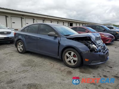 Czwarte zdjęcie samochodu z boku: 2013 CHEVROLET CRUZE LS VIN:1G1PA5SG6D7153250 - miniatura