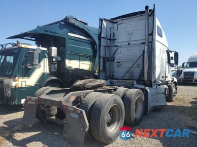 Czwarte zdjęcie samochodu z boku: 2018 VOLVO VNL SEMI TRUCK VIN:4V4NC9EH1JN887410 - miniatura