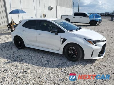 Czwarte zdjęcie samochodu z boku: 2024 TOYOTA GR COROLLA CORE VIN:JTNABAAE6RA010050 - miniatura