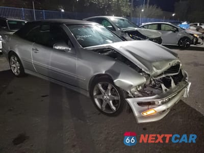 Czwarte zdjęcie samochodu z boku: 2003 MERCEDES-BENZ CLK 320 VIN:WDBLK65G23T143243 - miniatura