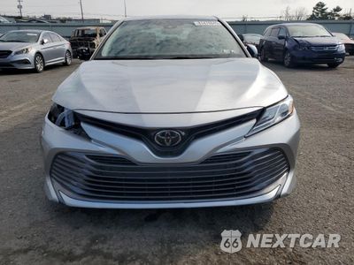 Piąte zdjęcie samochodu w środku: 2018 TOYOTA CAMRY L VIN:4T1B11HK0JU058066 - miniatura