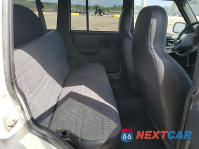 Zdjęcie 11 z 15 samochodu: 2001 JEEP CHEROKEE SPORT VIN:1J4FF48S81L631689 - miniatura