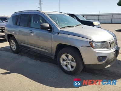 Czwarte zdjęcie samochodu z boku: 2015 JEEP COMPASS SPORT VIN:1C4NJCBAXFD397096 - miniatura