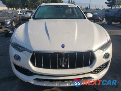 Piąte zdjęcie samochodu w środku: 2020 MASERATI LEVANTE LUXURY VIN:ZN661XUL0LX342563 - miniatura
