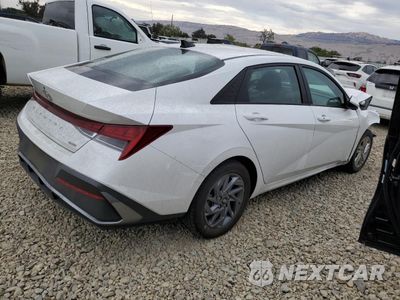 Trzecie zdjęcie samochodu z tyłu: 2024 HYUNDAI ELANTRA BLUE VIN:KMHLM4DJ4RU113284 - miniatura
