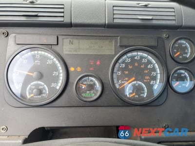 Zdjęcie 8 z 10 samochodu: 2015 FREIGHTLINER CASCADIA SEMI TRUCK VIN:3AKBGADV6FSGU9440 - miniatura