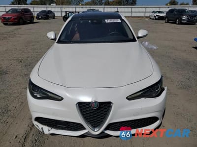 Piąte zdjęcie samochodu w środku: 2017 ALFA ROMEO GIULIA TI VIN:ZARFAECN0H7560394 - miniatura