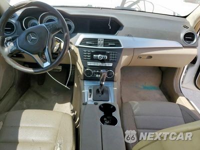 Zdjęcie 8 z 12 samochodu: 2013 MERCEDES-BENZ C 250 VIN:WDDGJ4HB7DG011248 - miniatura