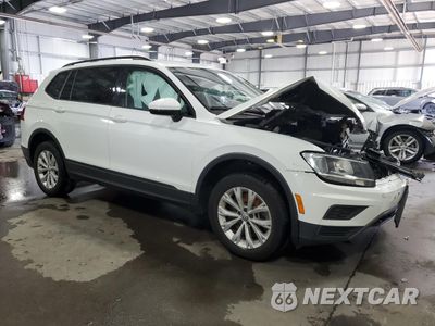 Czwarte zdjęcie samochodu z boku: 2019 VOLKSWAGEN TIGUAN S VIN:3VV0B7AX1KM020211 - miniatura