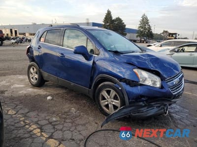 Czwarte zdjęcie samochodu z boku: 2016 CHEVROLET TRAX 1LT VIN:3GNCJLSB6GL137412 - miniatura