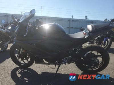 Trzecie zdjęcie samochodu z tyłu: 2021 YAMAHA YZFR3 A VIN:MH3RH18Y9MK007296 - miniatura