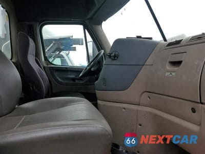 Piąte zdjęcie samochodu w środku: 2016 FREIGHTLINER CASCADIA 113 SEMI TRUCK VIN:3AKBGADV8GSGU9408 - miniatura