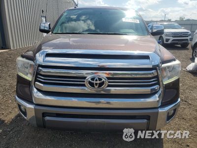 Piąte zdjęcie samochodu w środku: 2017 TOYOTA TUNDRA CREWMAX 1794 VIN:5TFAY5F15HX631839 - miniatura