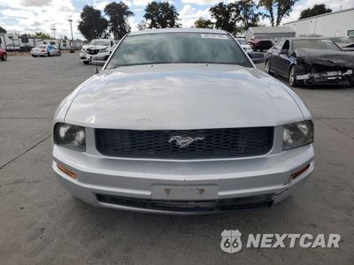 Piąte zdjęcie samochodu w środku: 2005 FORD MUSTANG VIN:1ZVFT80N255238368 - miniatura