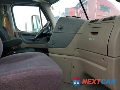 Piąte zdjęcie samochodu w środku: 2018 FREIGHTLINER CASCADIA 113 SEMI TRUCK VIN:3AKBGADV0JSJN2762 - miniatura