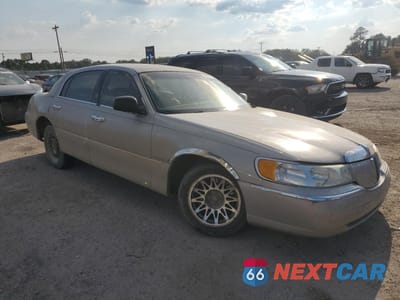 Czwarte zdjęcie samochodu z boku: 2000 LINCOLN TOWN CAR SIGNATURE VIN:1LNHM82WXYY770304 - miniatura