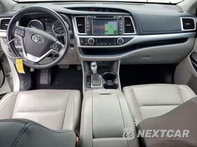 Zdjęcie 8 z 17 samochodu: 2018 TOYOTA HIGHLANDER SE VIN:5TDJZRFH9JS493025 - miniatura
