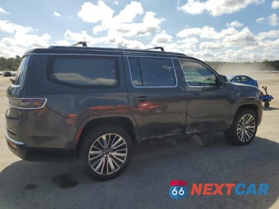 Trzecie zdjęcie samochodu z tyłu: 2022 JEEP GRAND WAGONEER SERIES III VIN:1C4SJVGJ6NS195647 - miniatura