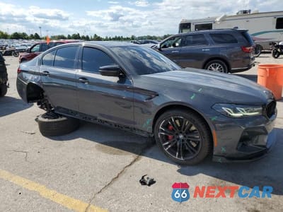 Czwarte zdjęcie samochodu z boku: 2021 BMW M5 VIN:WBS83CH05MCH33385 - miniatura