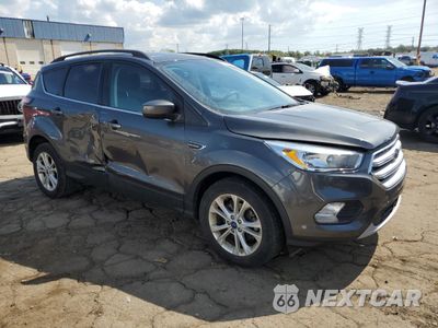 Czwarte zdjęcie samochodu z boku: 2018 FORD ESCAPE SE VIN:1FMCU0GD9JUA20442 - miniatura