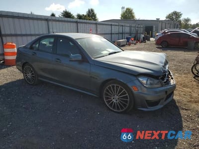 Czwarte zdjęcie samochodu z boku: 2012 MERCEDES-BENZ C 63 AMG VIN:WDDGF7HB2CA626181 - miniatura
