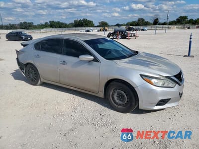 Czwarte zdjęcie samochodu z boku: 2017 NISSAN ALTIMA 2.5 VIN:1N4AL3AP1HN355188 - miniatura