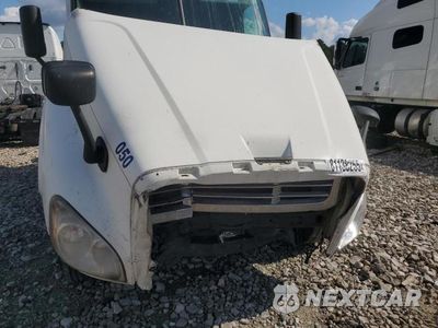 Zdjęcie 9 z 10 samochodu: 2018 FREIGHTLINER CASCADIA 125 SEMI TRUCK VIN:3AKJGLDR1JSHR0922 - miniatura