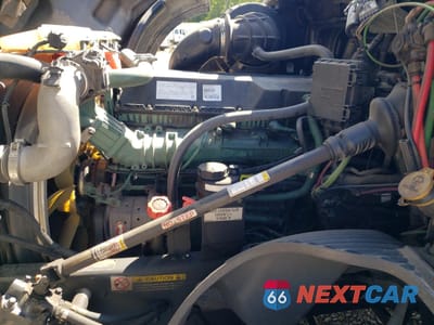 Zdjęcie 7 z 10 samochodu: 2020 VOLVO VNL SEMI TRUCK VIN:4V4NC9EH9LN256469 - miniatura