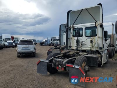 Czwarte zdjęcie samochodu z boku: 2015 FREIGHTLINER CASCADIA SEMI TRUCK VIN:3AKBGADV6FSGU9440 - miniatura
